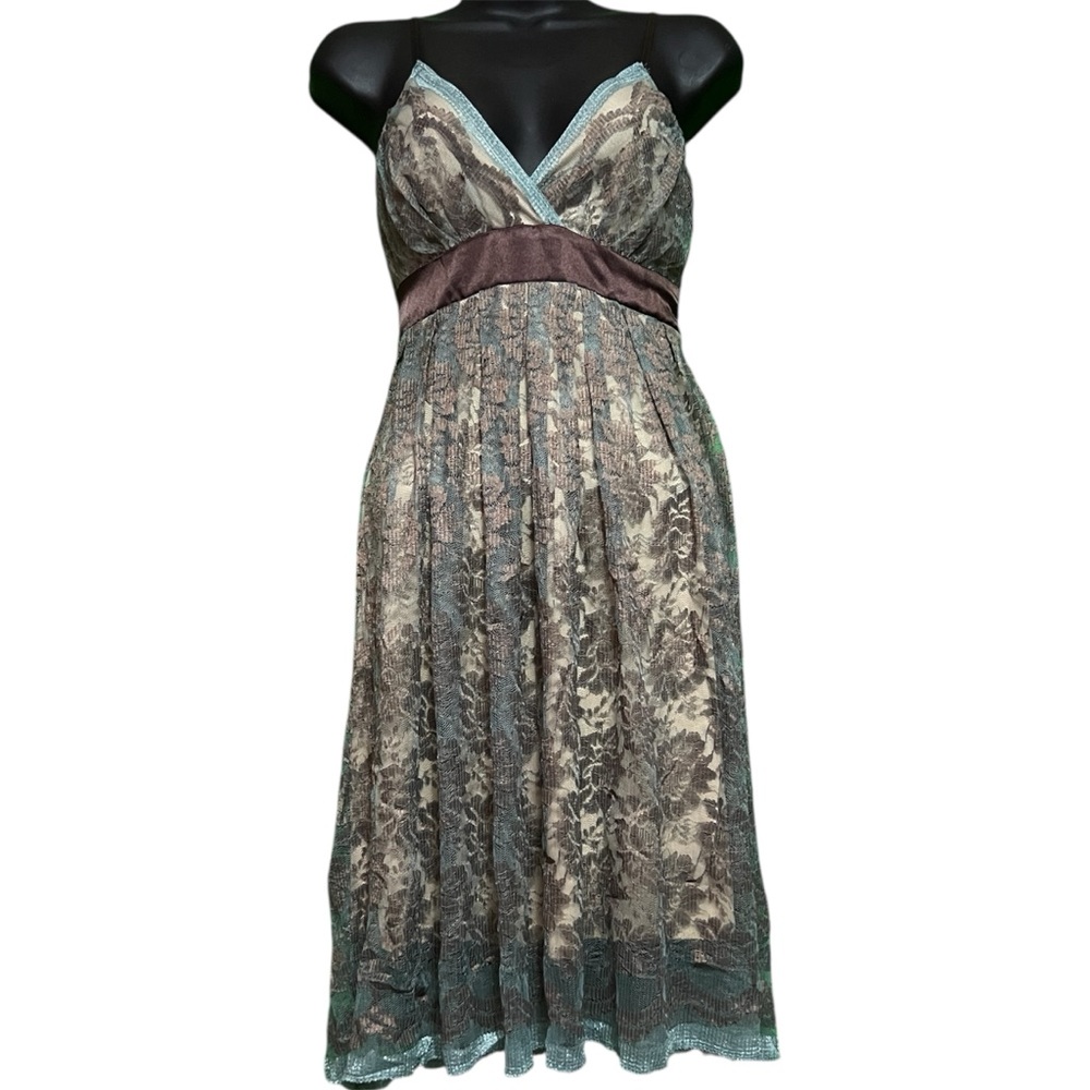 Romantic Vintage-Inspired Lace Midi Dress